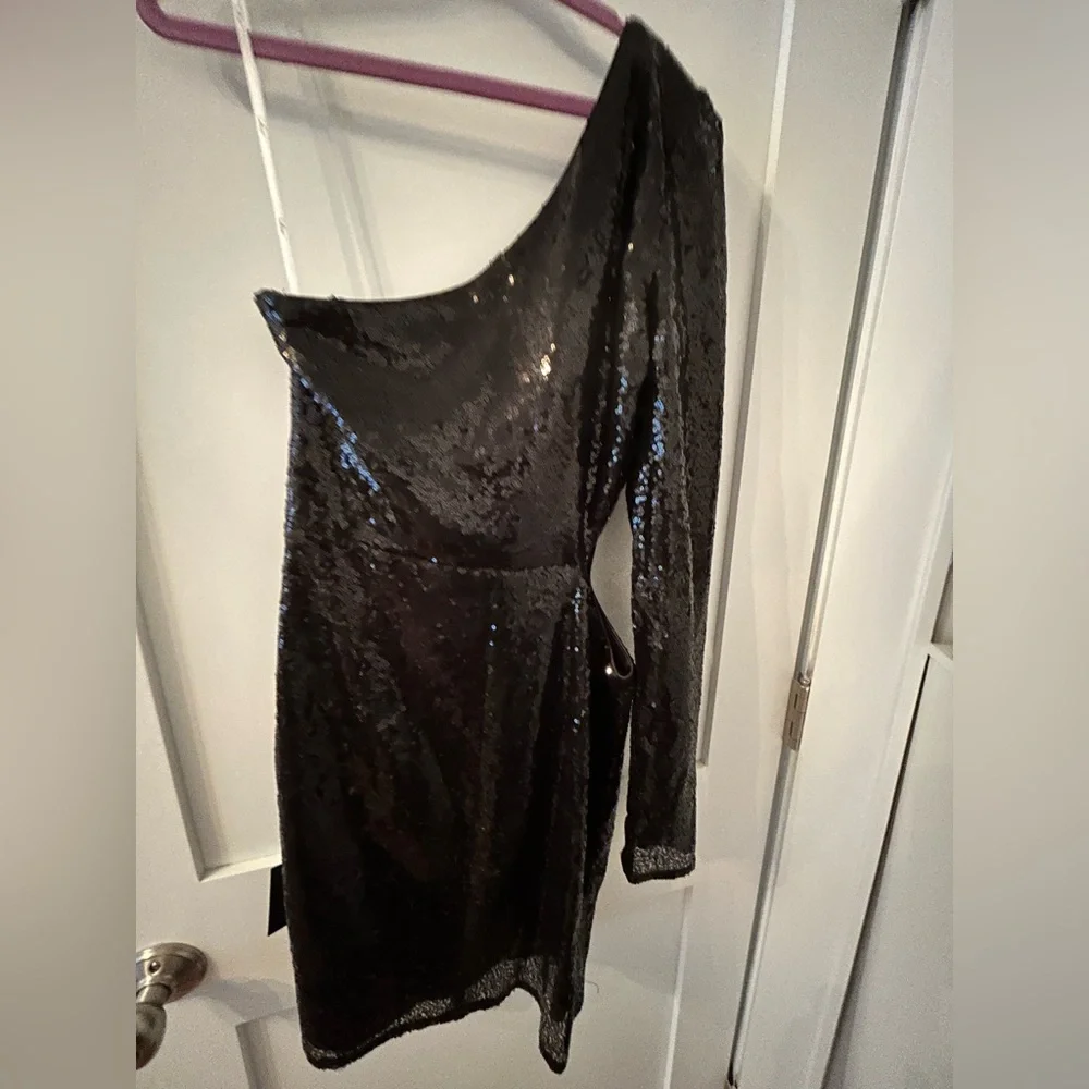 New with tags size M Lulus black sequined dress. One armed (right) w cutout - Picture 2 of 5